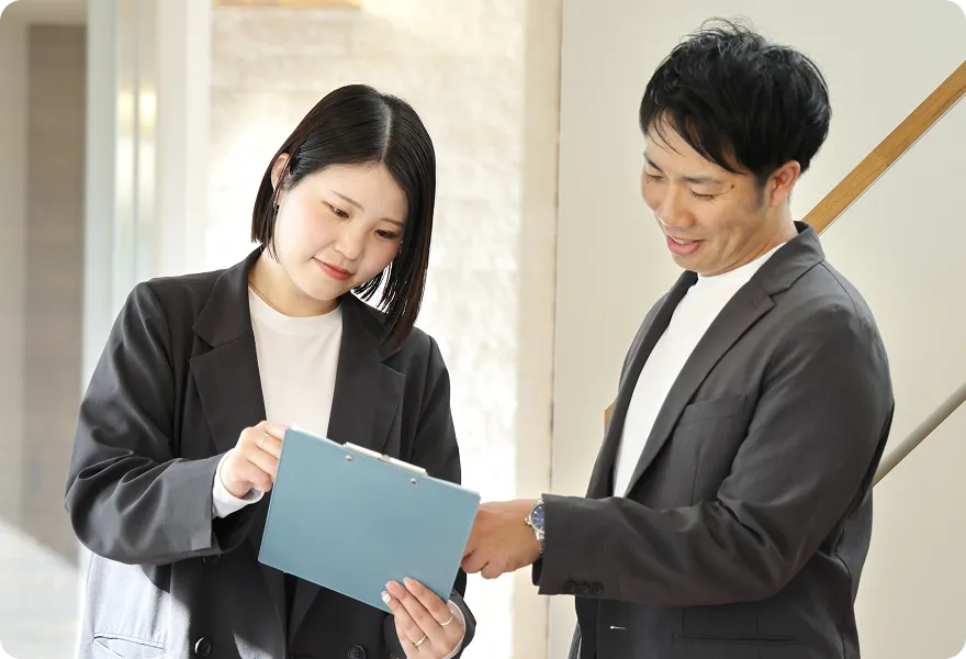 会議をする社員の写真